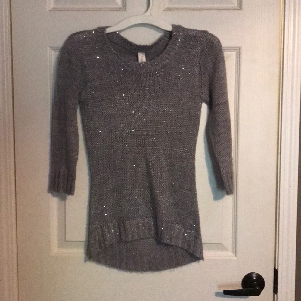 Gray sweater with 3/4 length sleeve and sequins